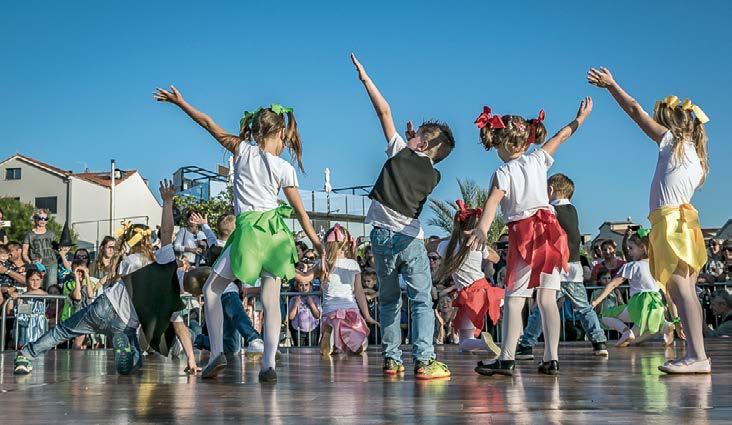 Plesni studio Pirueta okuplja stotinjak djece, mladih i odraslih koji svakodnevno treniraju pod stručnim vodstvom Mare Lazarić i Paole Šimunović.