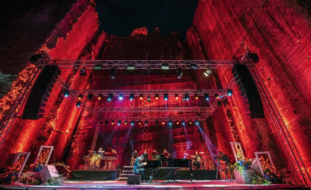 CAVE ROMANE V rhunskim spektaklom 28. lipnja otvoren je prvi po redu Rocks&Stars @ Cave Romane i to nastupom svjetski najpoznatijeg crossover pijanista Maksima Mrvice s bendom.