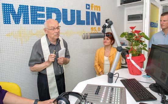 Nove prostorije radija blagoslovio je velečasni Močibob zajednici i slušateljima na praćenju i prepoznatljivosti te najavila novosti u ljetnom programu radija. Medulin FM je 8.