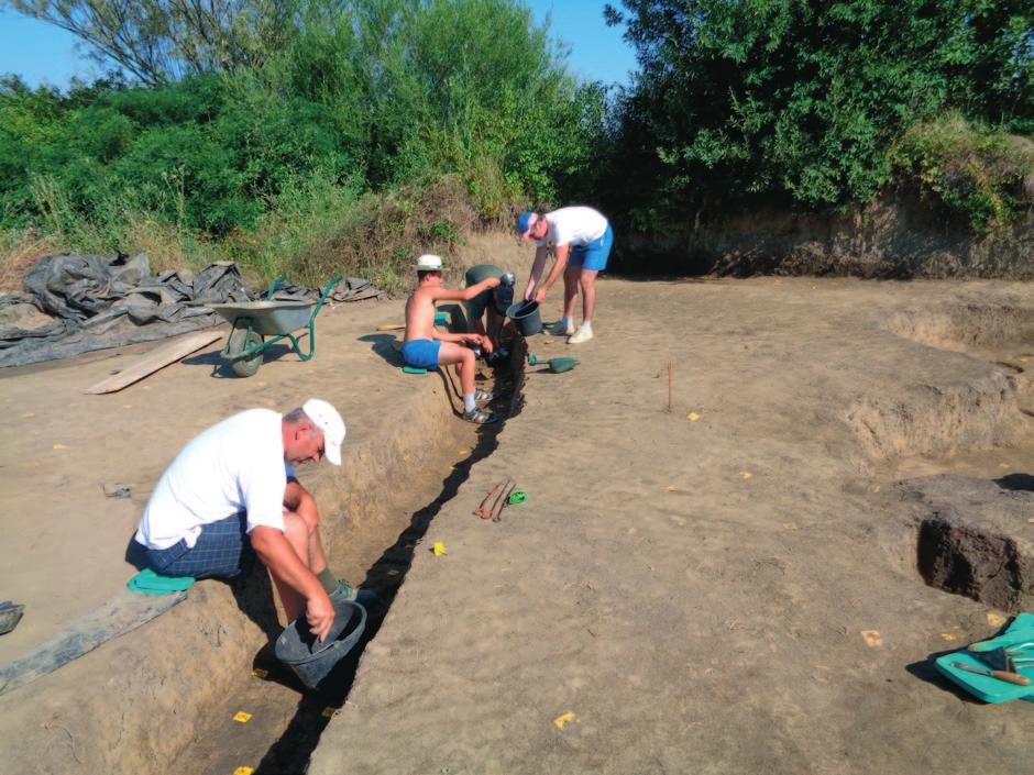 Minichreiter) Slavonski Brod Galovo, working pit dwelling SU 3316/3317 and a ditch of a wooden fence SU 3496/3497 (photo: K. Minichreiter) Sl. 2 Fig.