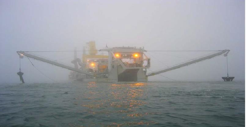 Dok je radni pilon još na morskom dnu spušta se pomoćni pilon koji tada služi za održavanje pozicije jaružala dok se radni pilon ne dovede u početni položaj u pramčanom zdencu.