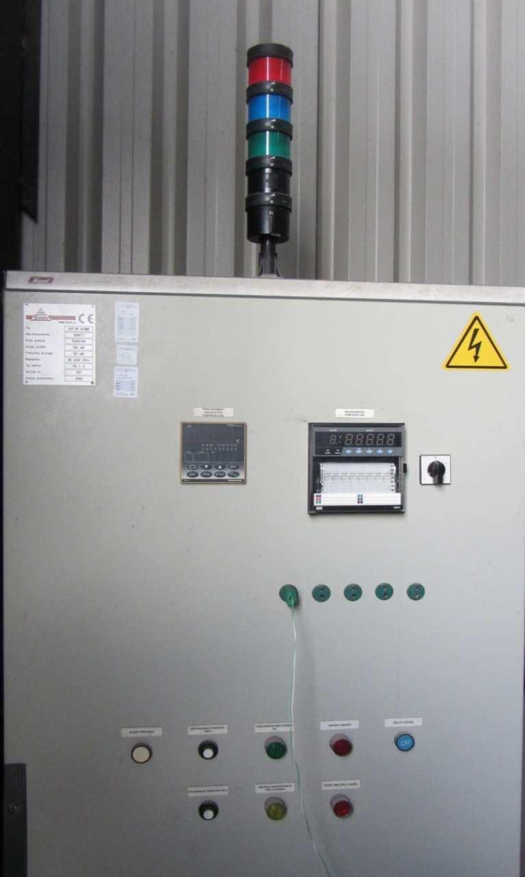 Upravljanje grijačima riješeno je pomoću NiCr-Ni termopara koji se nalazi na stropu peći. Termopar je spojen sa programskim regulatorom koji se nalazi u upravljačkom ormaru.