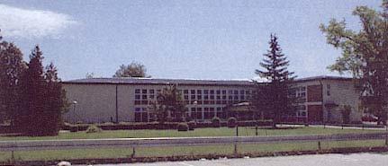 Obnovljena Osnovna škola u Topuskom 2000. i 2001., u ovoj su godini obavljeni tek neki manji radovi te oni koji su bili naknadno ugovoreni.