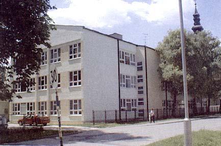 Obnovljena zgrada Područne škole u Podlugu Pojedinačno se najviše školskih građevina obnavlja u Osječko-baranjskoj županiji - čak 9, a osim osnovnih i srednjih škola te školskih dvorana sanirani su i