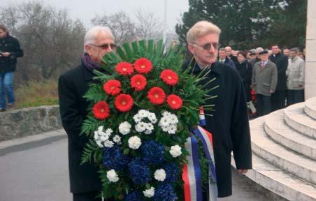 Franje Tuđmana Polaganjem vijenaca i paljenjem svijeća uz bistu prvog hrvatskog predsjednika dr. Franje Tuđmana 10. prosinca obilježena je 15. godišnjica njegove smrti. Vijence su položili župan dr.