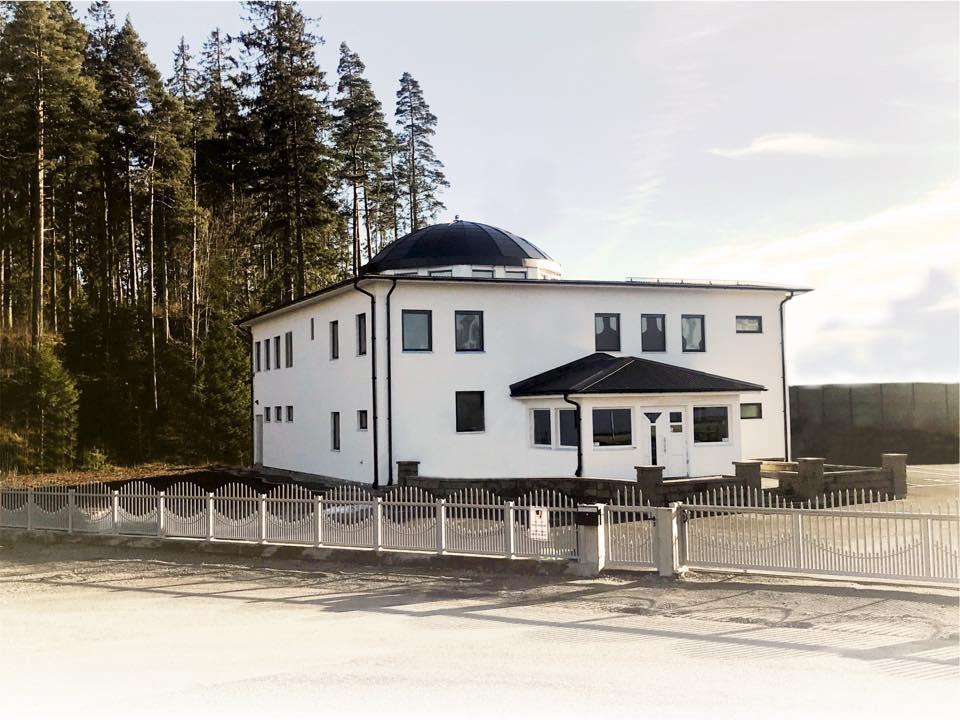 AKTIVNOSTI IZ ZAJEDNICE U DŽEMATU BORÅS OTVORENA NOVOSAGRAĐENA DŽAMIJA U subotu, 13. aprila 2019., u gradu Borås otvorena je veleljepna novosagrađena džamija.