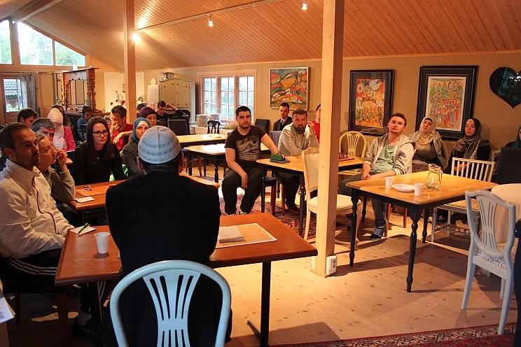 Projekcija filma Imami šehidi na omladinskom susretu Prva projekcija filma Imami šehidi u Švedskoj održana je 28. aprila ove godine na seminaru imama u džematu Gislaved.