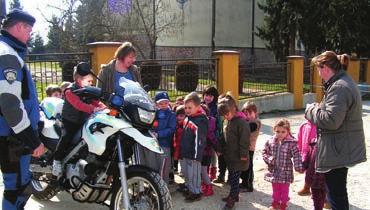 S nešto većom bojaznošću policijsku tehniku obišli su i polaznici dječjeg vrtića u Lipovlajnima, od kojih su se neki odvažili i ući u policijsko vozilo.