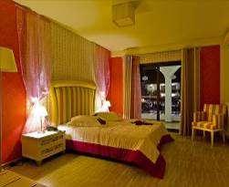 Grand suite 45 kvm sastoji se iz spavaće sobe (2 standardna ili "francuski" ležaj) i dnevnog boravka (sofa).