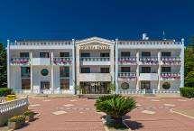 POTIDEA PALACE BOMO CLUB 4**** sup Lokacija: Ovaj luksuzni hotel se nalazi u Nea Potidei, na prevlaci izmedju dva zaliva, na samoj plaži.