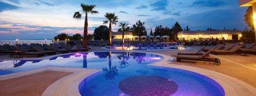 POMEGRANATE WELLNESS SPA HOTEL 5***** Lokacija: Hotel se nalazi peščano-šljunkovitoj plaži,1km od mesta Nea potidea,60km od Soluna.Kompletno je renoviran 2012.godine.