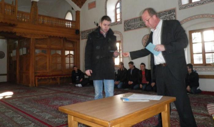 Omerbašić i predsjednik IO Zehrudin Kruško upriličili su prijem za maturante medresa u Čarši džamiji u Tešnju. Nakon obraćanja glavnog imama i Muftije predsjednik IO je maturantima uručio stependije.
