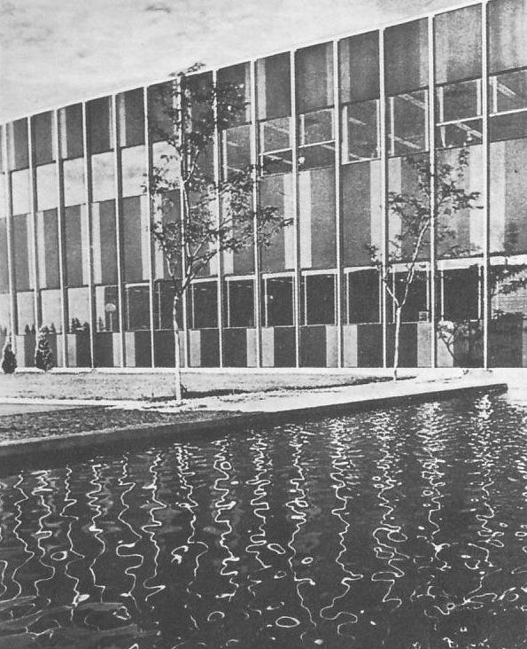 19. Autor zgrade IBM u Rochesteru na slici (gore) je: a) Alvar Aalto b) Eero Saarinen
