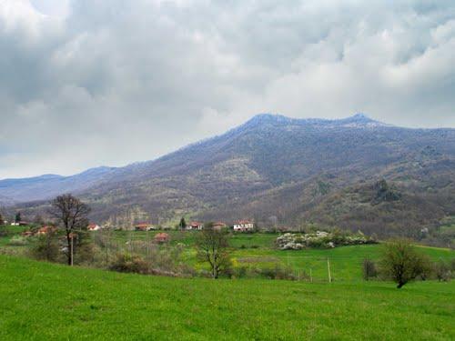 Окружена је венцем планина који чине Пасјача, Видојевица, Ргајска планина и Соколовица, које је штите од хладних и влажних струја са северне и западне стране.