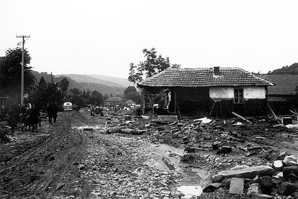Таква је била и катастрофална поплава 6. и 7. јуна 1976. године. У тој поплави Јабланица и Шуманска река нанеле су огромне штете Лебану и његовој општини.