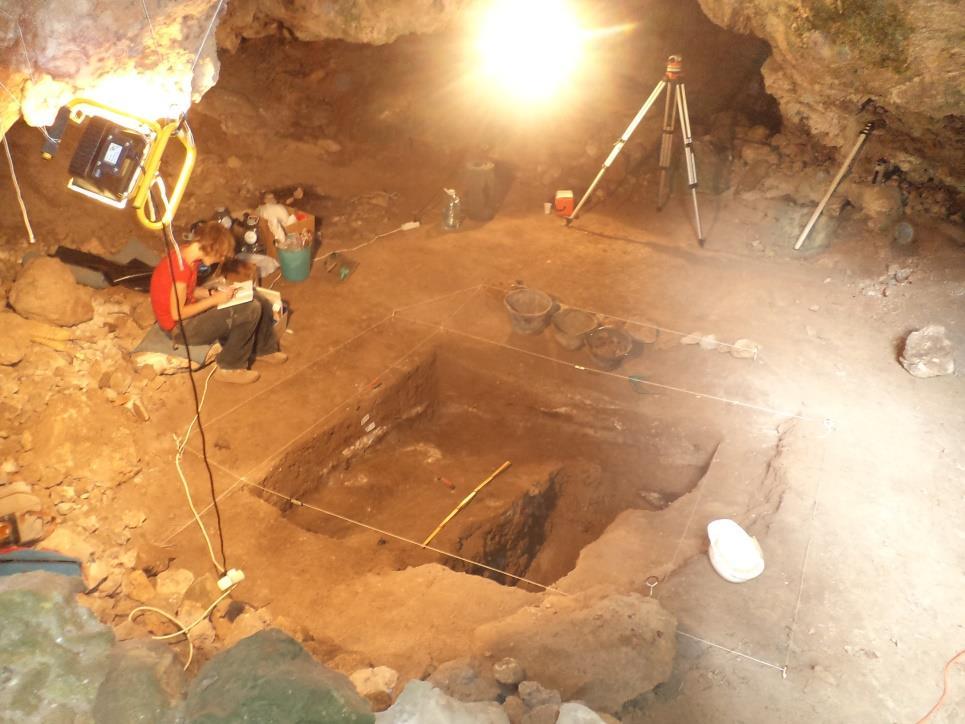 Slika 3. Unutrašnjost špilje (autor fotografije: Goran Tomac) 3. Materijal i metode analize Sustavno iskopavanje špilje nastavljeno je u rujnu 2013. i 2014.