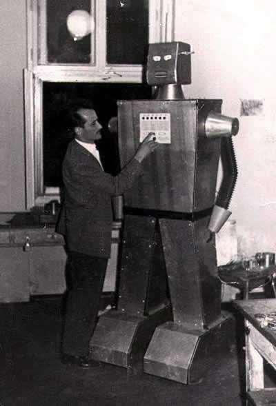 Robot Unimate smatra se pretečom današnjih modernih automatiziranih robota u industriji. [4] Slika 2.