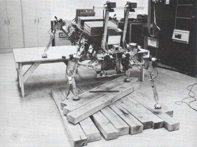 5. HEXAPOD Robot hexapod (lat. Hexapoda hr. šesteronošci) je mehanička naprava koja ostvaruje kretnje pomoću šest nogu.