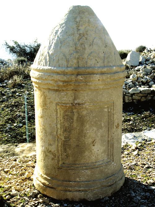 Na donjem dijelu cilindriènog tijela, kojemu promjer iznosi 49 cm, nalazi se prstenasta baza (v = 7 cm). Iznad nje je dvostruka profilacija donjeg dijela cilindriènog tijela (v = 4,5 cm).