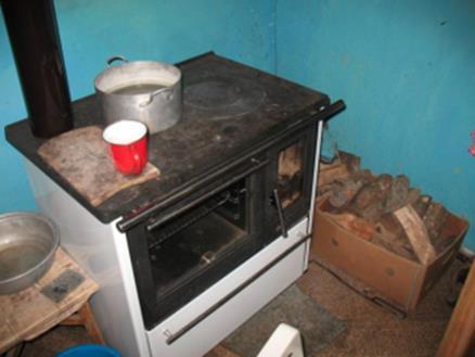 Slika 7 Primjer štednjaka na drva kao najčešćeg ogrjevnog tijela u promatranim kućanstvima Na zdravlje ukućana, osim nepravilne raspodjele topline i neadekvatnog