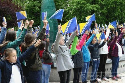 NA DAN POBJEDE NAD FAŠIZMOM ODATA POĈAST UBIJENOJ DJECI SARAJEVA Kod Spomen-obilježja ubijenoj djeci opkoljenog Sarajeva 1992-1995.