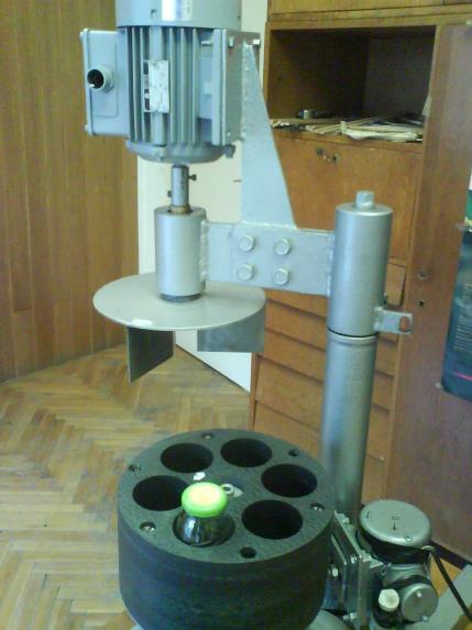 Вентилатор се окреће брзином од 1400±100 о/min, на растојању од 15 mm од отвора бочица/узорка. Слика 2. Цртеж држача посуде (из SRPS EN 420) На слици 3.