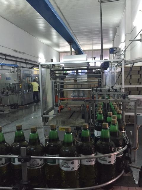 Kompanija koja se bavi proizvodnjom piva, bezalkoholnih pića i punjenjem prirodne izvorske vode investira u sljedeću opremu: Automatizovana mašina za skupljanje ambalaže, liniju za punjenje piva u