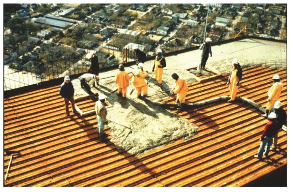 Profilisani čelični lim koristi kao oplata za svež beton, i lim može biti oslonjen na privremenim osloncima (poduprt) ili nepoduprt (a)položaj opterećenja
