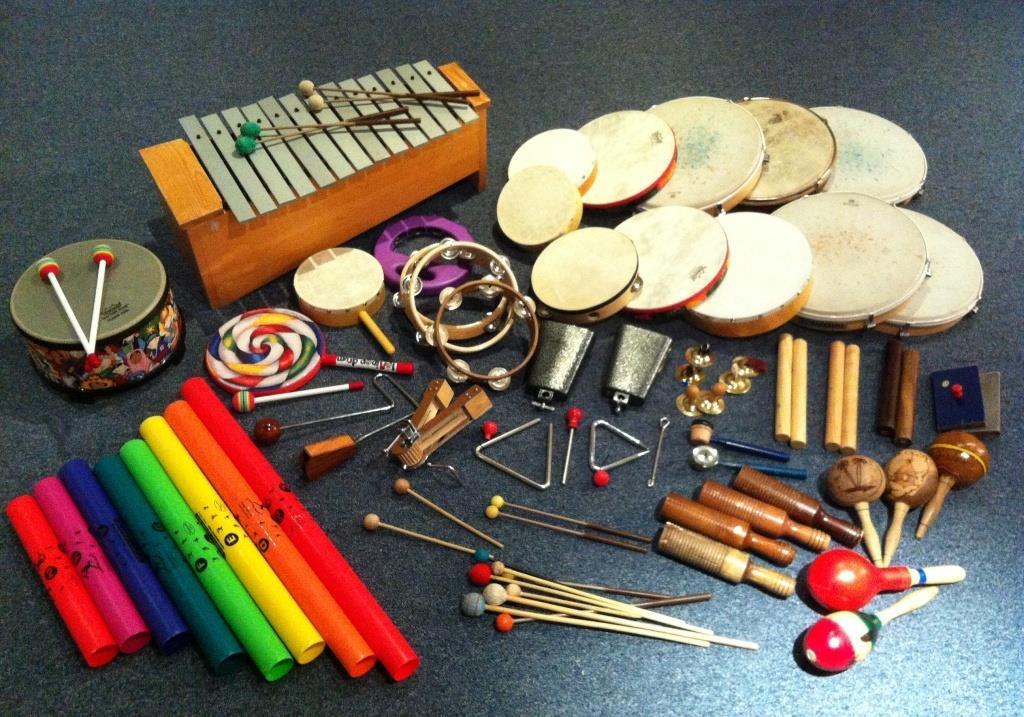 blok flaute, zvonca, ksilofona, triangla, činela, kastanjeta, različitih bubnjeva, timpana, štapića i sl.