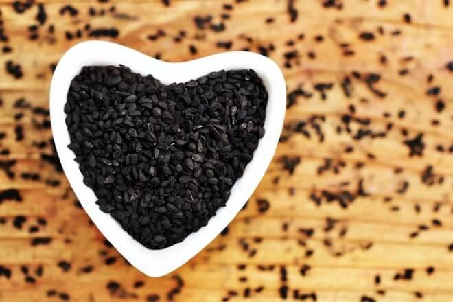 Crni kim - mast Mast crnog kima sastoji se od hladno prešanih ulja crnog kima i noćurka. Riječ je o uljima koja su bogata višestruko zasićenim masnim kiselinama.