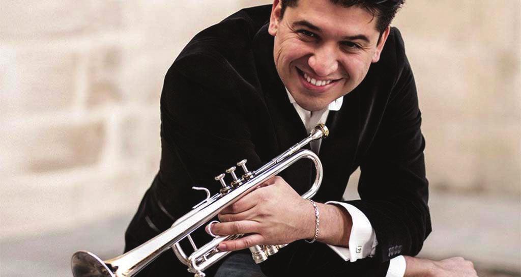 Poređen sa Majlsom Dejvisom, Pačo Flores svira na instrumentu specijalno napravljenim za njega. U tom kontekstu, umetnik je rekao: Truba je fleksibilan instrument.
