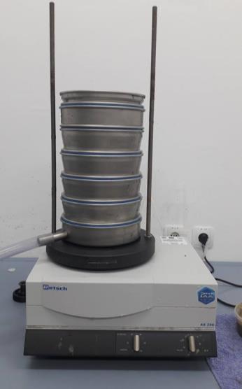Očišćeno sjeme je čuvano do provođenja pokusa u rashladnoj komori na temperaturi od 4 C. Slika 3.1. Gumeni čistač sjemena (Izvor: E. Brijačak) Slika 3.2. Elektromehanička sitotreskalica (Izvor: E.