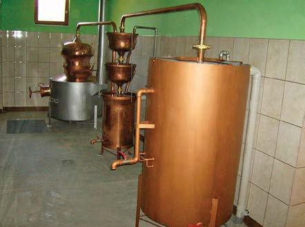 U zavisnosti od konstrukcije i načina rada, aparati za destilaciju se dele na sledeće tipove: 1.