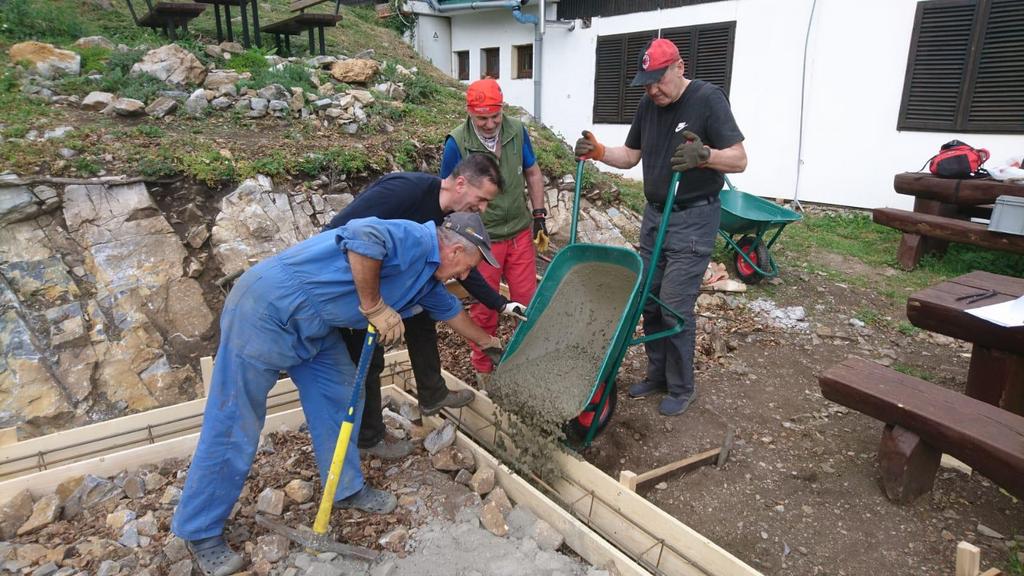 Lipin list tjedni pregled događanja broj 18/2019 30. travnja 2019. Raspored dežuranja u domu na Lipi: Za dežurstvo se javiti Zlatku Milinkoviću (098/417477) 4.5. 5.5. Nada Kunek 11.5. 12.5. slobodno.