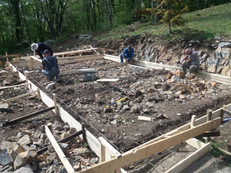 00 sati i sa malom pauzom za ručak radili smo do mraka. Prognoza je bila loša, očekivala se povremeno kiša pa smo namjeravali što prije završiti.