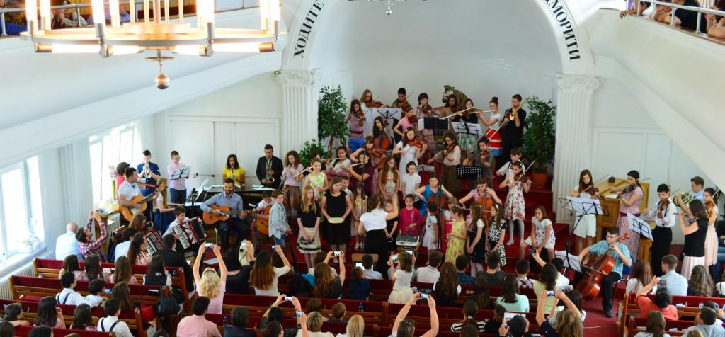 Dečji unijski orkestar je odsvirao kolaž pesama sa naslovom Dođi u Božju prisutnost.