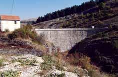 Brana Vrba je po tipu nasuta brana od kamenog nabačaja, sa uzvodnim armiranobetonskim ekranom. Izgrađena je na reci Vrba, u blizini Gacka. Visina brane iznosi 43 m.