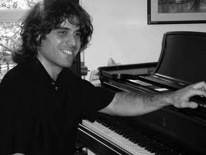 DAVIDE FRANCESCHETTI Cenjen od strane muzičke kritike, osvojio je Srebrnu medalju na Internacionalnom takmičenju u Lidsu 2000. godine. Njegovo izvodjenje Bramsovog klavirskog koncerta br.