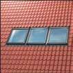 zaobljenih ivica koje se preklapaju s krovom obezbeđuju vodootpornu vezu između prozora i krova i osiguravaju