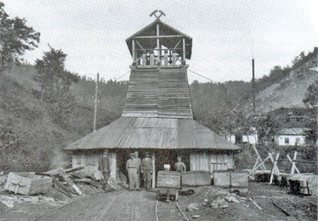 Сењски рудник, извозно окно Јоксимовић, крај XIX века Композиција на прузи Сењски рудник Ћуприја (уски колосек, ширине 0,75 m, дужине 21,3 km) Технологија рада била је примитивна, а рудари су на