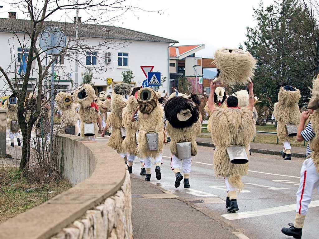 1. Uvod na prvi dan Pusta muškarci se postave u red jedan iza drugoga, objese oko svoga struka zvona i trče po selu i oko njega, da bi rodilo više repe i da bi bila bolja godina.