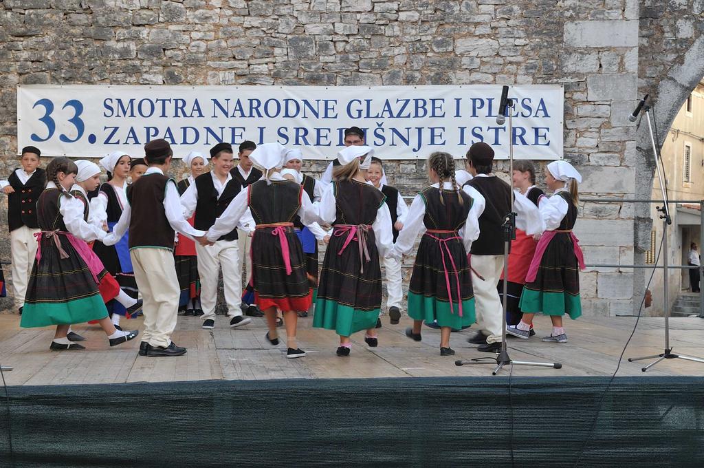 2. Kratka povijest plesa u Istri O opisu tradicijskih plesova Istre i okolice ima jako malo zapisa. Veći broj podataka rabit će se iz knjige Istarski narodni plesovi autora Ivana Ivančana. Od 1952.