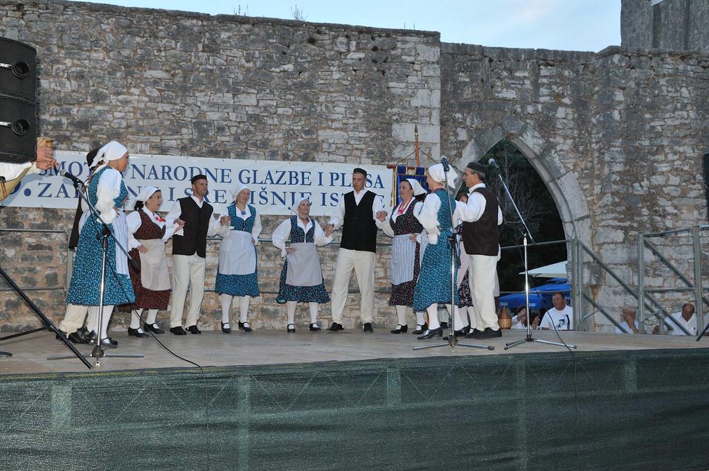 Koračna se struktura može prilagoditi i izmijeniti u radu s mlañim dobnim skupinama djece, a prilagoñavaju je i mijenjaju neki ansambli u komercijalnim izvedbama (FA Balun Pula).