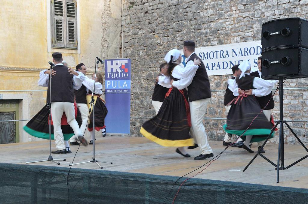 devedeset stupnjeva. U drugom se slučaju partneri mogu držati desnim rukama kao prethodno, dok se lijevim rukama drže dlanovima iznad glave.