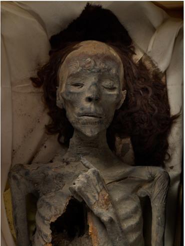 2. Prikaz odabrane teme 8 Slika 1. Primjer mumije iz 18. egipatske dinastije [7] Kasnije se kanom ukrašavaju nokti na rukama i nogama.