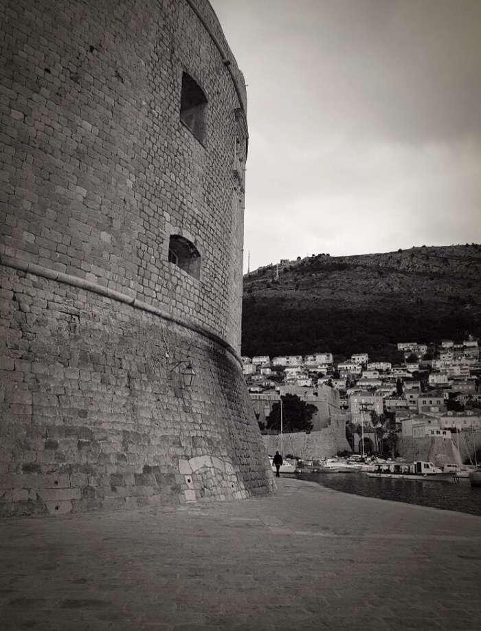 MOZA ik CITY WALLS slika tjedna Vedran Topić CRTICA - POČETAK ELEKTRIČNE JAVNE RASVJETE U DUBROVNIKU U Dubrovniku je u zadnjem desetljeću 19.