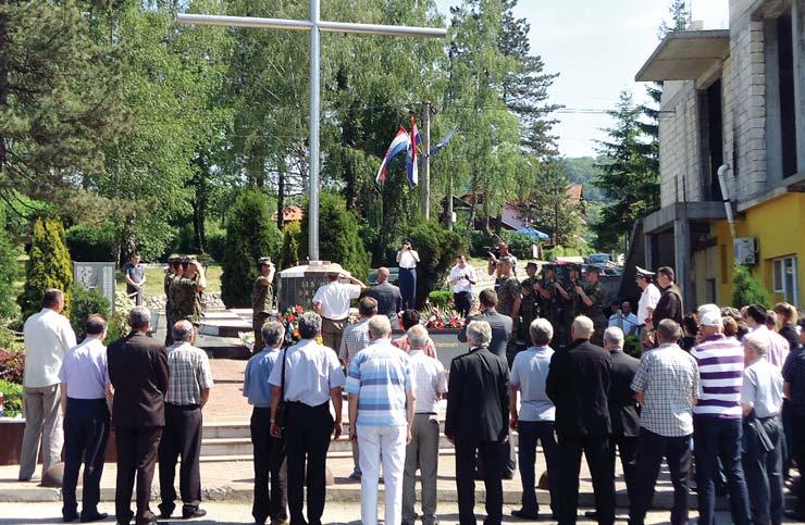 HVO brgade Zrnsk : služena je sveta msa za pognule brantelje z 115. pognule brantelje z Tuzle, Žvnca Lukavca koj su bl nastavl svoj ratn put u 108. brgad HVO Ravne- Brčko.