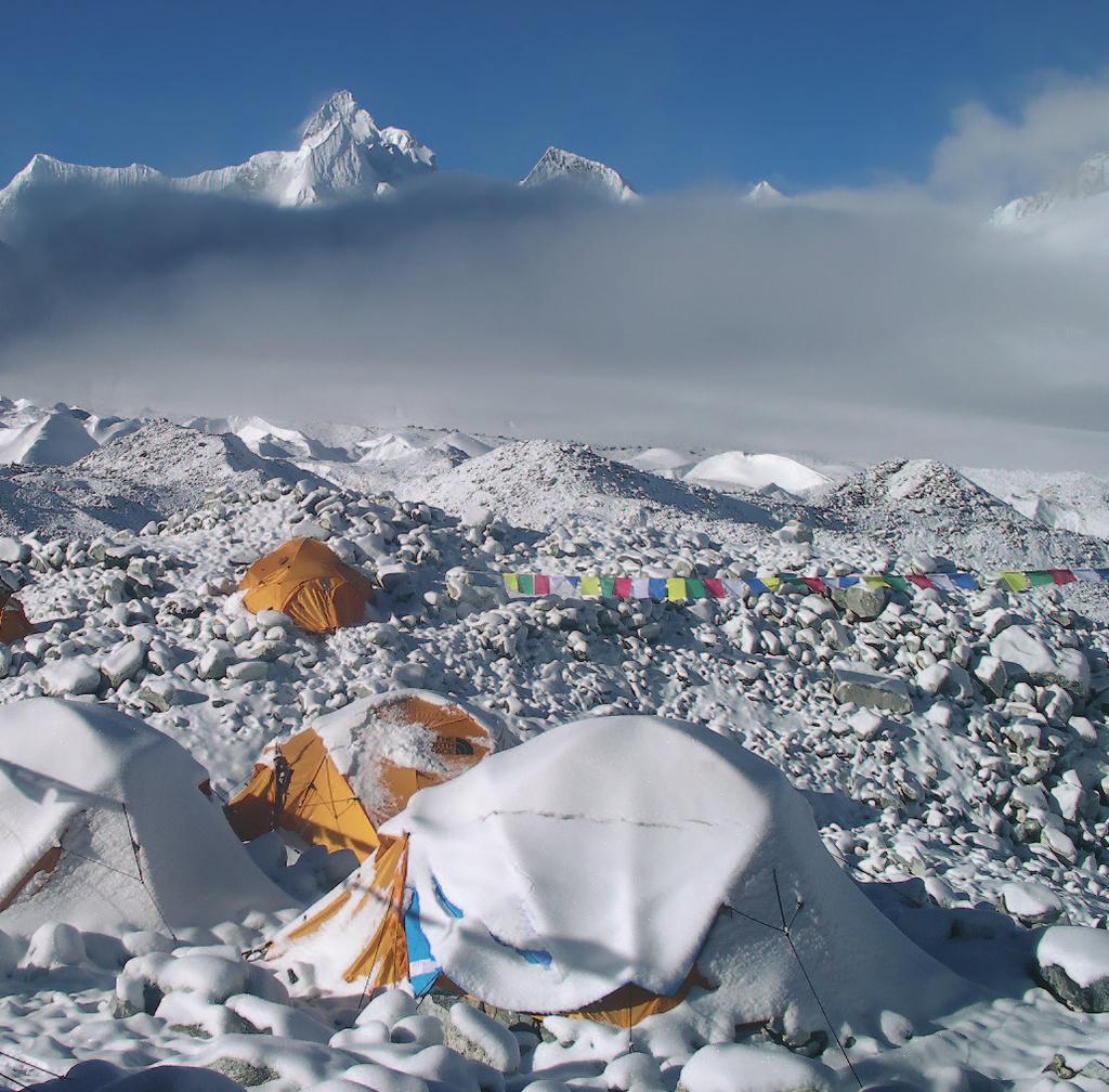 Jutro u Baznom logoru alpinistice je pozdravio predsjednik prof. dr. Hrvoje Kraljeviæ, a u ime Vlade potpredsjednica Jadranka Kosor.