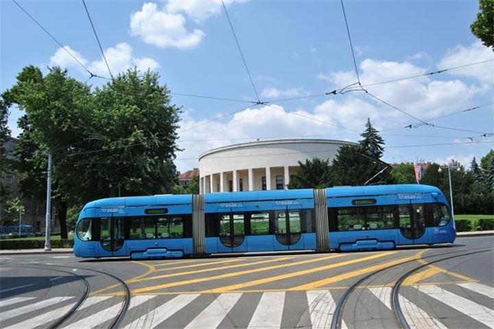 4.1 Javni gradski prijevoz Za stvaranje kvalitetnog prometnog sustava nekog grada najvažniji element je javni gradski prijevoz.