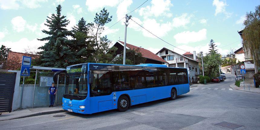 Autobusni prijevoz se odvija i van grada Zagreba (Zaprešić, Velika Gorica, Bistra...). Uz to ZET ima organizirani prijevoz školske djece i turističke panoramne autobuse. Slika 13.
